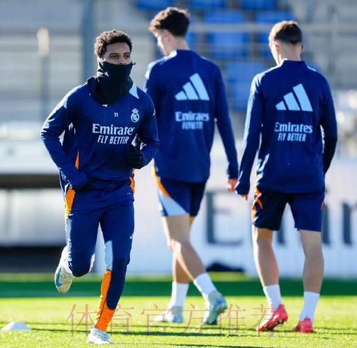 皇马今日进行日常训练 本泽马已回归球队合练 皇马今日进行日常训练 本泽马已回归球队合练
